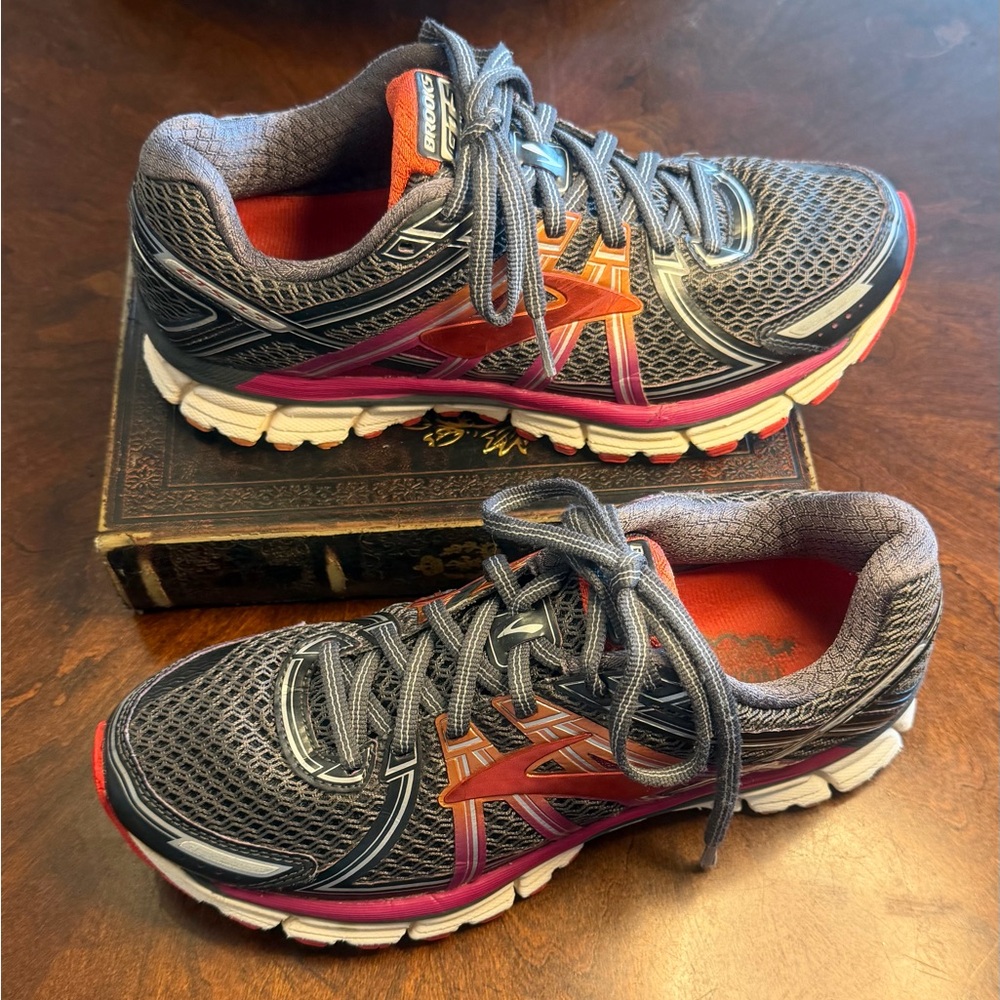 Brooks GTS Women's Running Shoes
Size 8